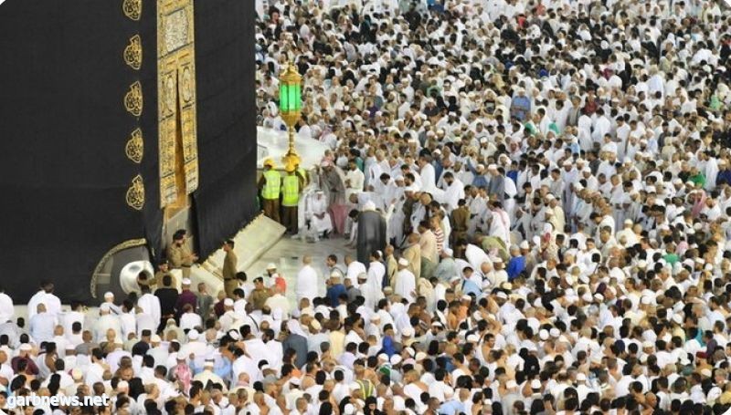 جموع المصلين يؤدون صلاة العشاء والتراويح في المسجد الحرام في ليلة 27 من رمضان