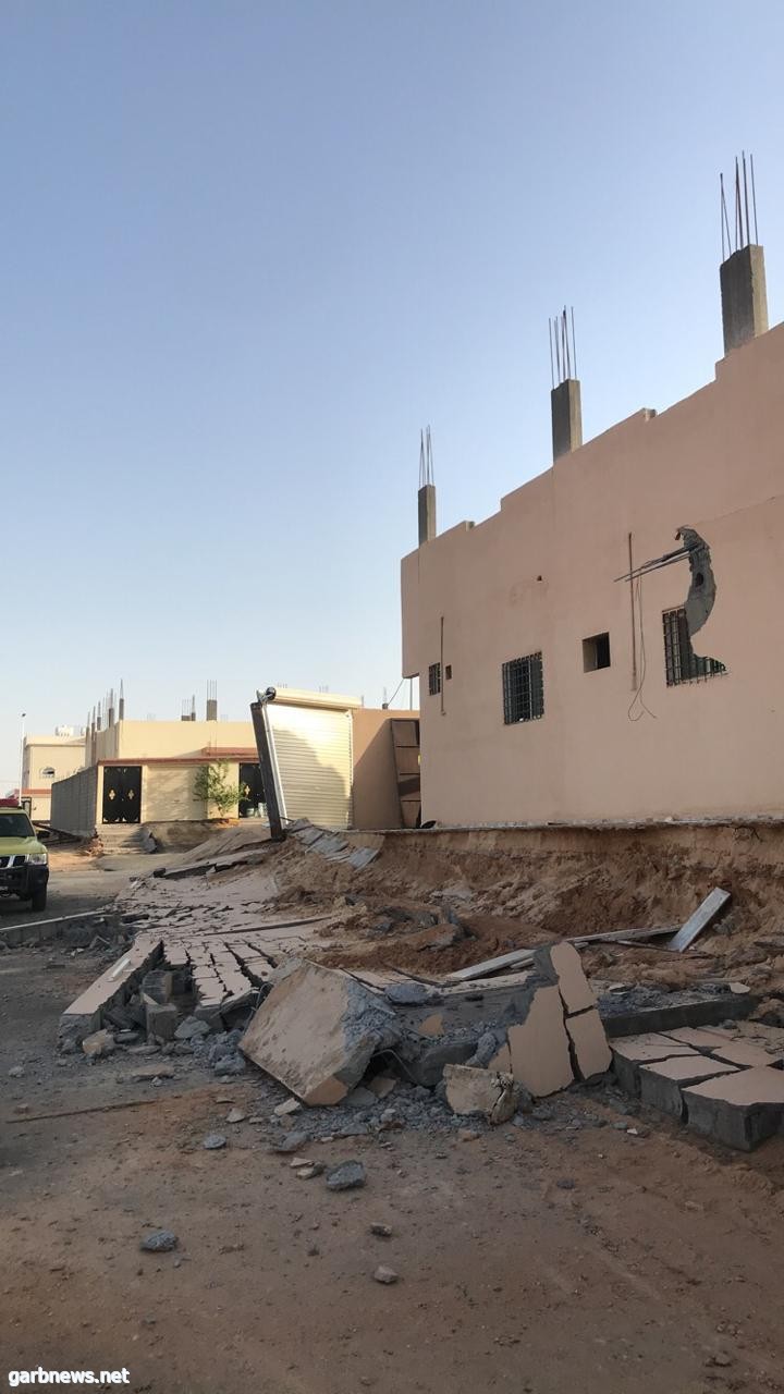 سقوط جدار احد المباني في محافظة تيماء