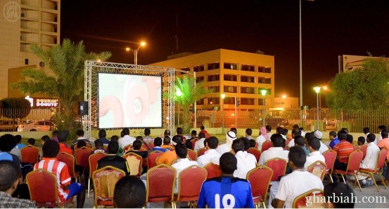  زوار مهرجان (إلا حياتي) يستمتعون بكأس العالم عبر شاشة عرض عملاقة