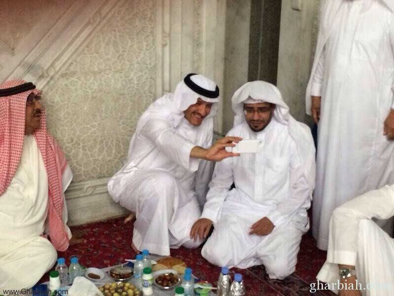  الأمير سلطان بن سلمان والشيخ المغامسي يتناولان الافطار 