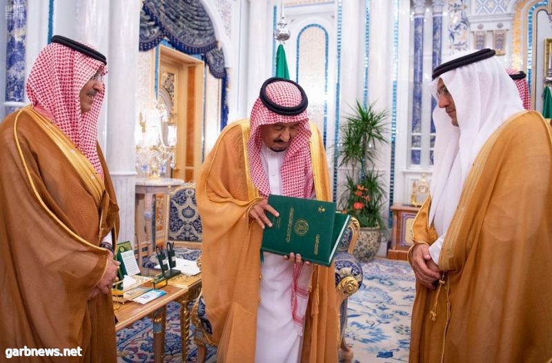 خادم الحرمين الشريفين يتسلم التقرير السنوي الخامس والخمسين لمؤسسة النقد العربي السعودي