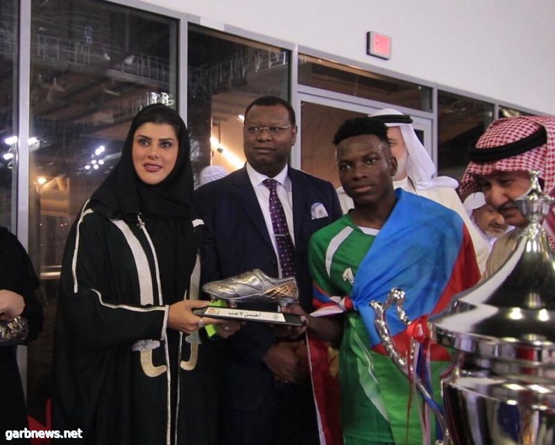الاميرة دعاء بنت محمد تسلم كاس الامير سعود الفيصل في اول بطولة سداسية لكره القدم