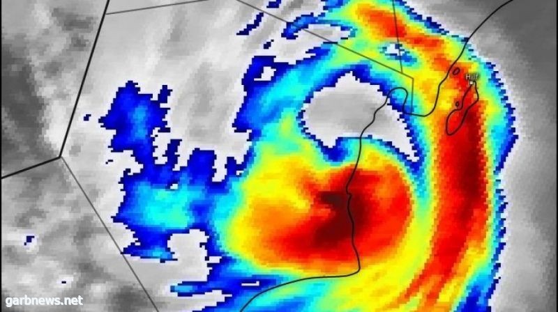 مركز الإعصار المداري هيكا يدخل اليابسة بالدقم .. وتراجع التصنيف إلى عاصفة مدارية