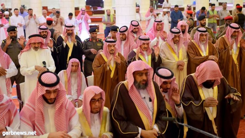 أمير منطقة الرياض يؤدي صلاة الميت على والدة صاحبة السمو الأميرة فاطمة بنت مساعد بن عبدالرحمن آل سعود