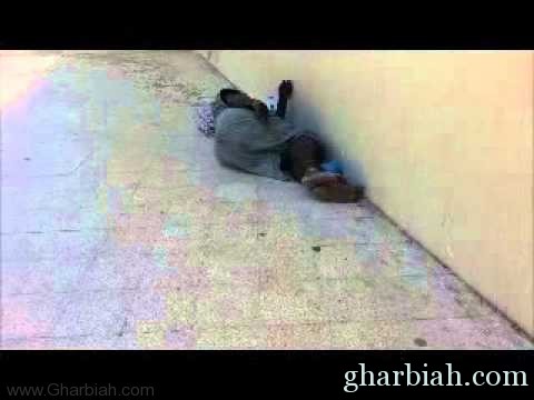  بالفيديو : معتل نفسيا يستلقي تحت اشعة الشمس الحارة بجوارأحد المساجد