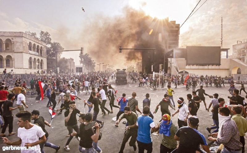 محافظات عراقية تنتفض.. وأصحاب البدلات السوداء يطلقون الرصاص على متظاهري بغداد