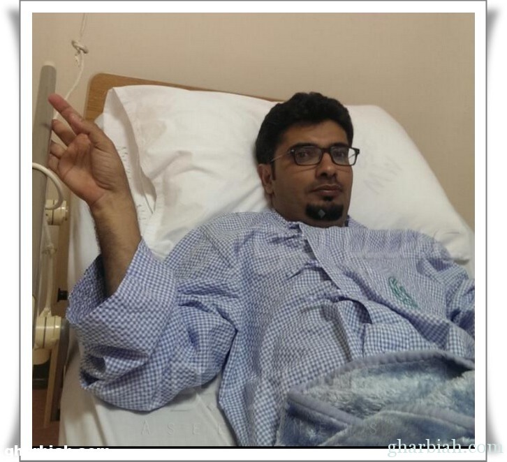 الصحفي عبدالله الغالبي يرقد على السرير الأبيض