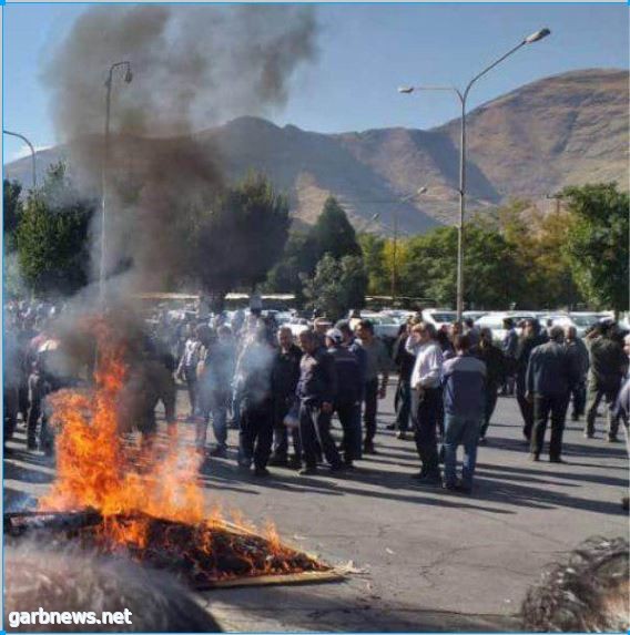 احتجاجات عمال معمل ”آذر آب“ في أراك لليوم الثالث على التوالي رغم هجمات القوات القمعية