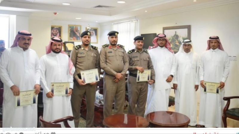 مدير شرطة منطقة مكة المكرمة يٌكرم عدداً من منسوبي شرطة الجموم