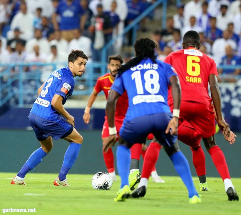 الهلال يتصدر بثلاثية ضمك