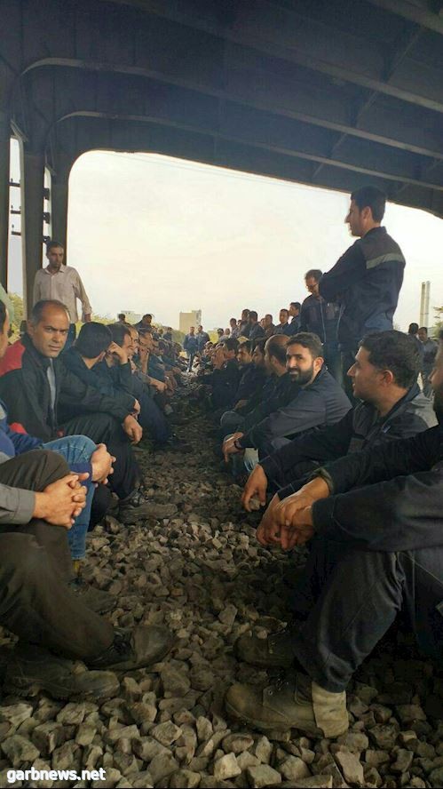 تواصل احتجاج عمال آذرآب وقطع السكك الحديد وإطلاق الغاز المسيل للدموع على المتظاهرين