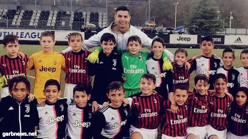 رونالدو يدعم فريق ابنه في الملعب