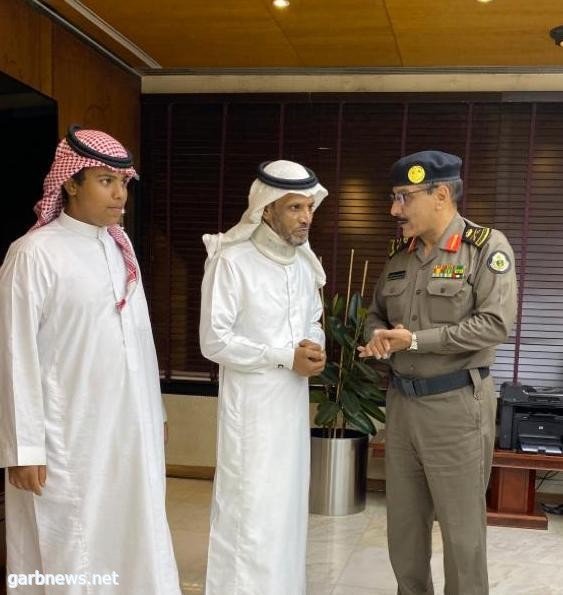 شرطة الرياض تكرم مواطنا ساهم في القبض على أحد الجناة