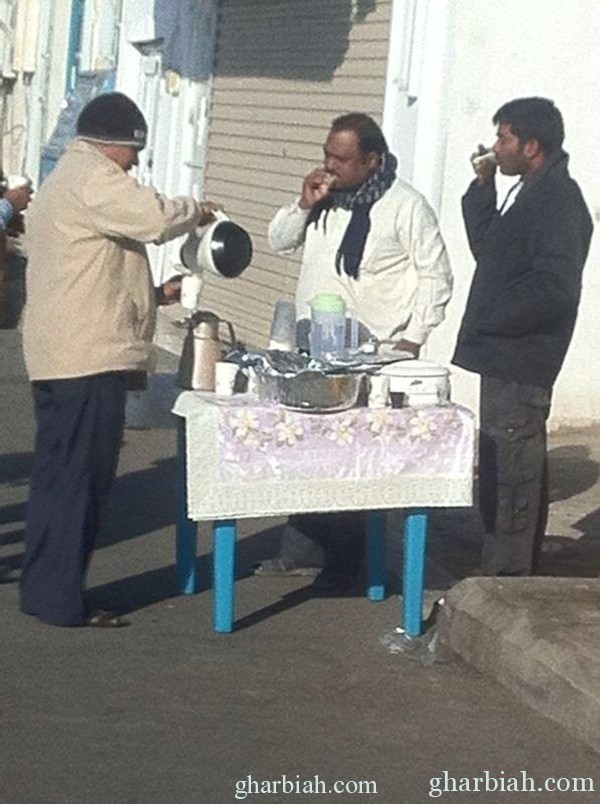 مواطنة تصنع طعاما وتضعه على الطريق ليأكل منه المارة