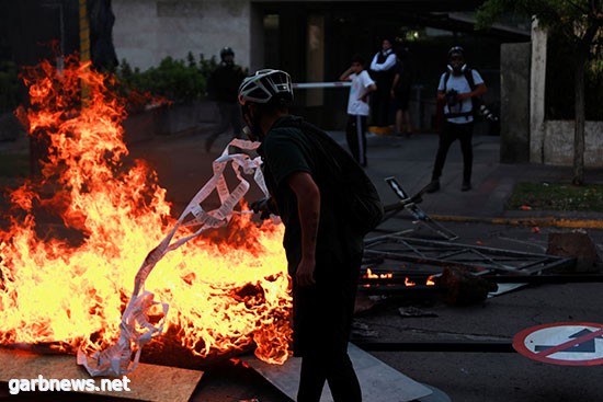 حرب شوارع بين المتظاهرين وقوات الشرطة فى #تشيلى