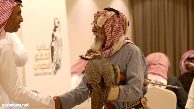 بعمر 97 عاماً.. أكبر صقار سعودي يشارك بمهرجان الملك عبدالعزيز