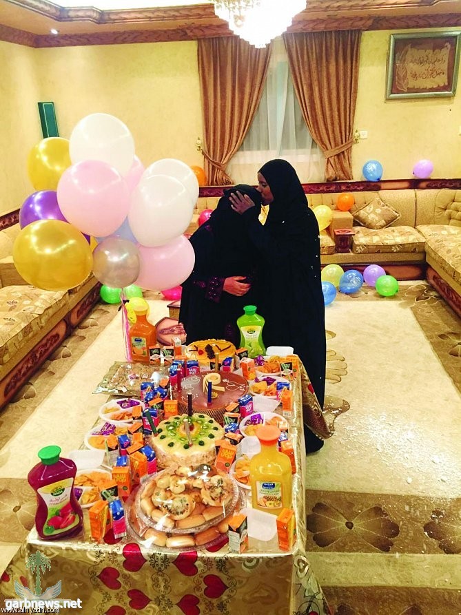 عائلة سعودية في صبيا تودع خادمتها الإثيوبية بالهدايا والذهب والورود