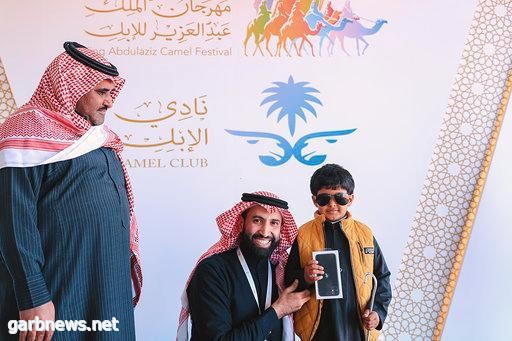 الطفل "محمد" نجم المدرج في سابع أيام مهرجان المؤسس للإبل