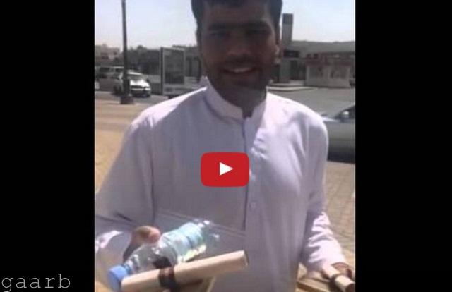 فيديو: عامل مقيم يوزع هدايا على الدوريات الأمنية