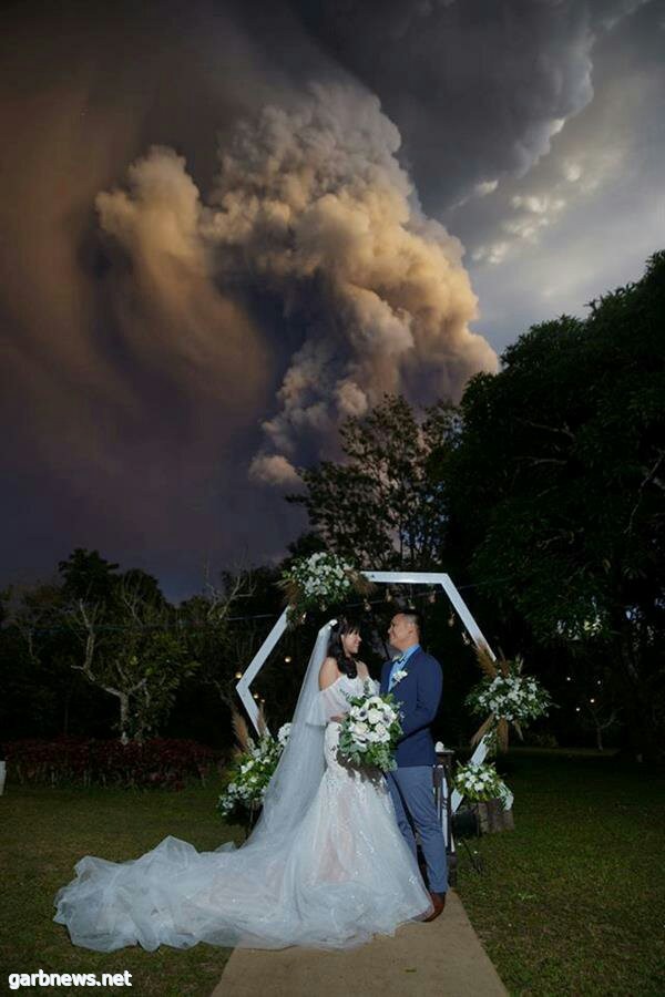 زفاف عروسين بالفلبين تحت سحابة من الرماد البركاني