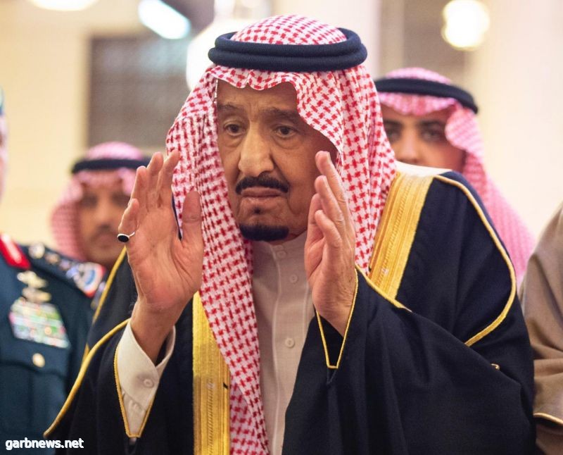 الملك سلمان يتقدم المصلين على جنازة الأمير بندر بن محمد آل سعود