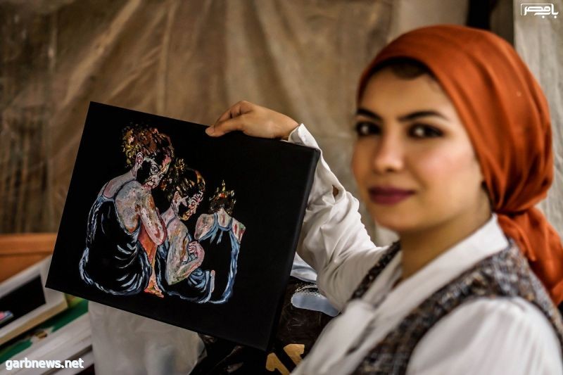 "أسماء عبده" فنانة تشكيلية تعبر عن حرية المرأة باللوحات