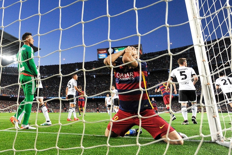 لعنة الكلاسيكو تلاحق برشلونة وأتلتيكو يزاحم البطل في صدارة الدوري الأسباني