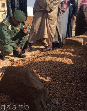 صورة مؤثرة لعقيد بالقوات الخاصة يجلس باكياً على قبر رفيقه السهيان
