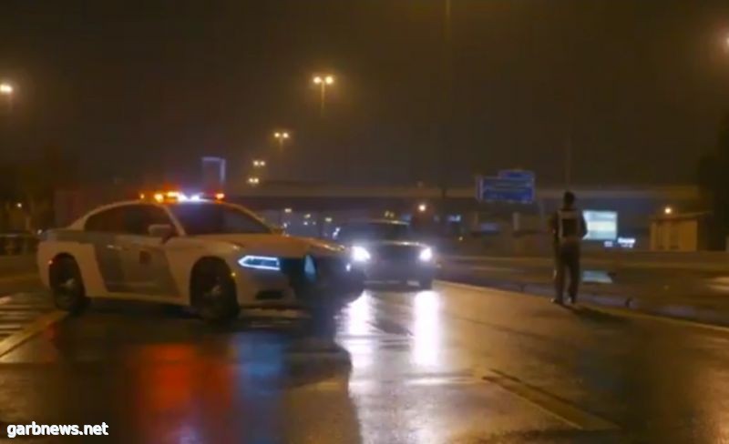 شرطة الرياض: القبض على أشخاص يستقلون مركبة على طريق الرياض - الخرج السريع ويتباهون بمخالفتهم لقرار منع التجول