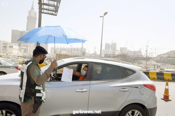 جهود رجال الأمن تتواصل لتطبيق منع التجول بالعاصمة المقدسة