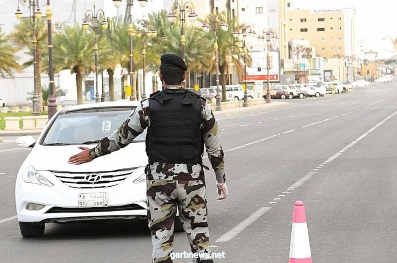 الجهات الأمنية تقبض على ( 34 ) مواطنا ومقيما من المخالفين لأمر منع التجول، وغير الملتزمين بالإجراءات والاحترازات الصحية في عدد من المناطق