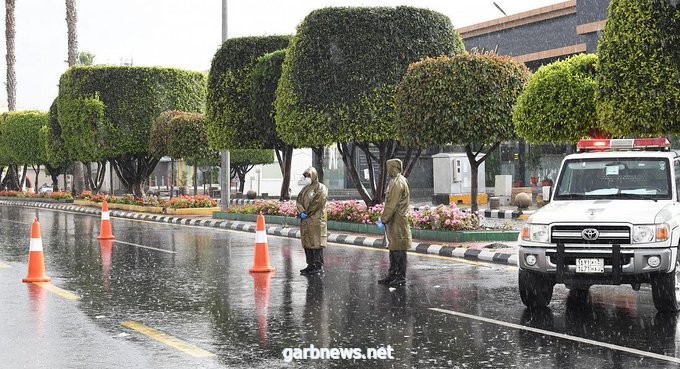 رجال الأمن في عسير يطبقون تعليمات منع التجول وسط الأمطار