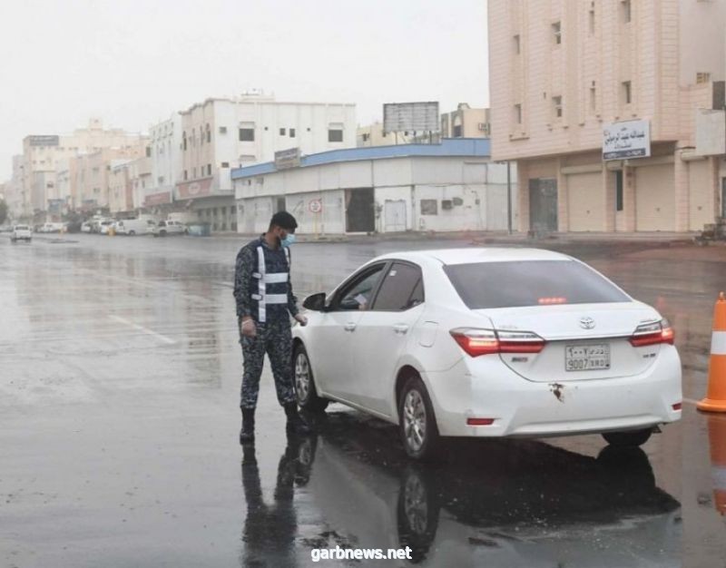 جهود رجال الأمن وسط الأمطار التي هطلت على تبوك
