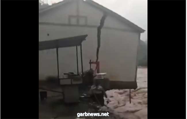 الفيضان يشطر منزلا  إلى نصفين في الصين