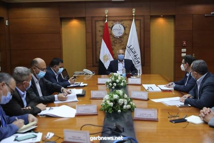 مصر . وزير النقل يتابع تنفيذ مشروعات تطوير محطات ومزلقانات السكك الحديدية