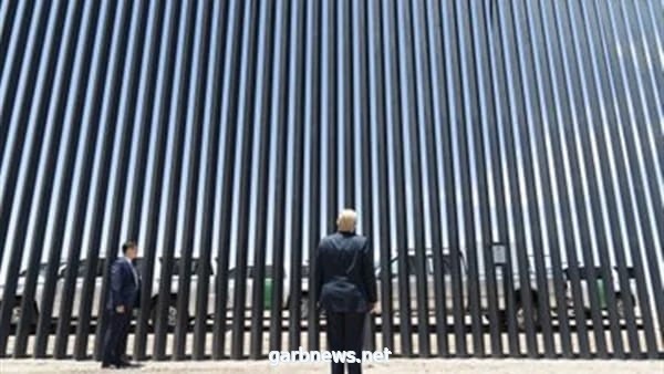 ترامب من أمام الجدار الحدودي: يوجه  باستمرار بناؤه لمنع تدفق المهاجرين