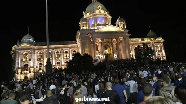 اقتحام مبنى البرلمان في صربيا خلال احتجاجات ضد إغلاق العاصمة