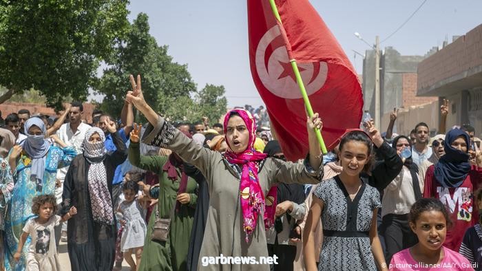 مقتل تونسي ومتظاهرون يطالبون بحضور "الرئيس"