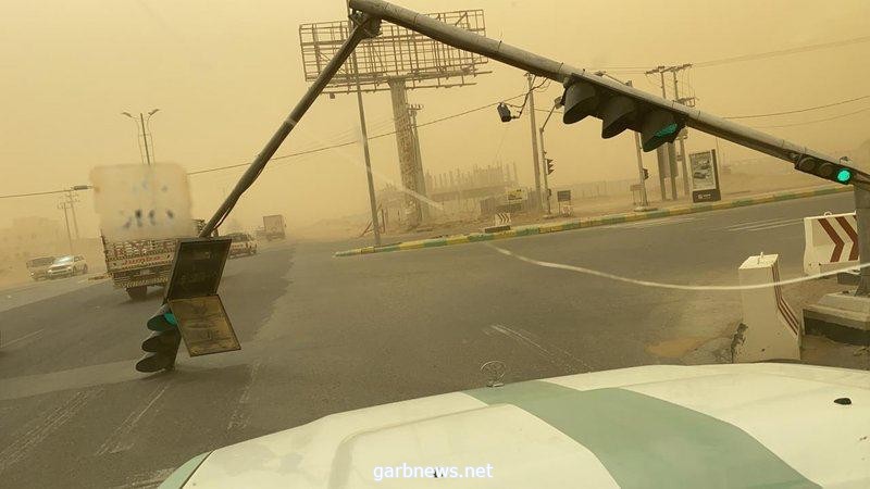 سقوط إشارة مرورية بالطريق الدولي بيش - الدرب بسبب  الرياح