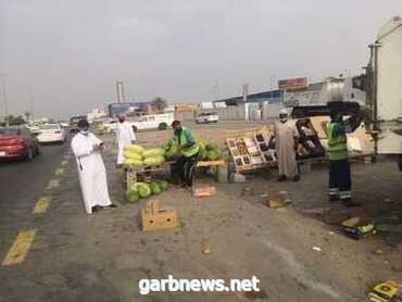 أمانة جدة مصادرة 6 أطنان خضروات وفواكه من باعة جائلين بنطاق الجنوب