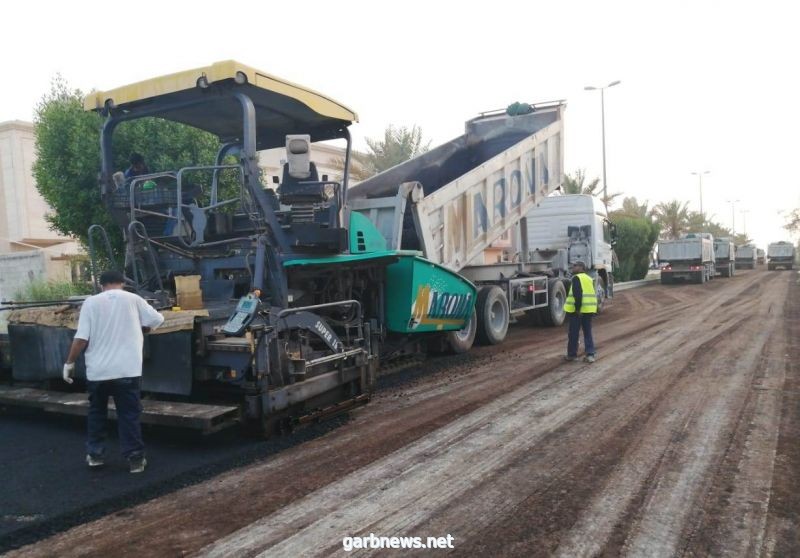 بلدية الجبيل تواصل أعمال سفلتة الطرق وتطوير الشوارع الرئيسة بالمحافظة