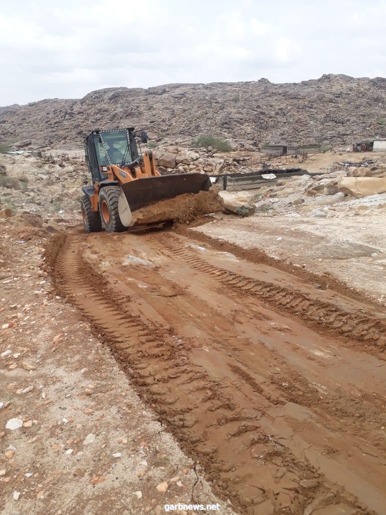 بلدية بارق تفتح الطرق المتضررة من السيول