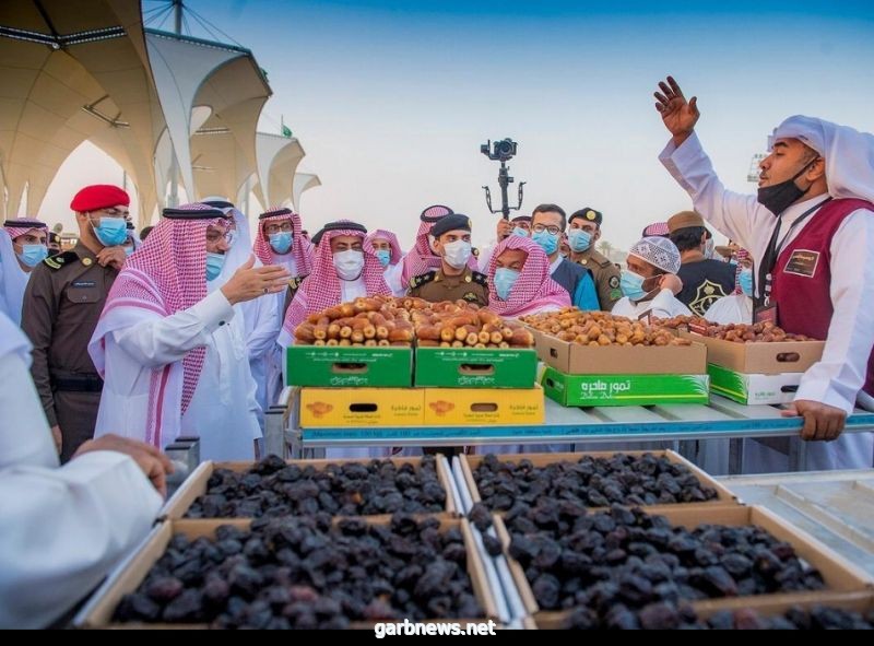 سمو أمير القصيم يزور موسم عنيزة  للتمور ويطلع على الصناعات التحويلية لمنتجات التمور