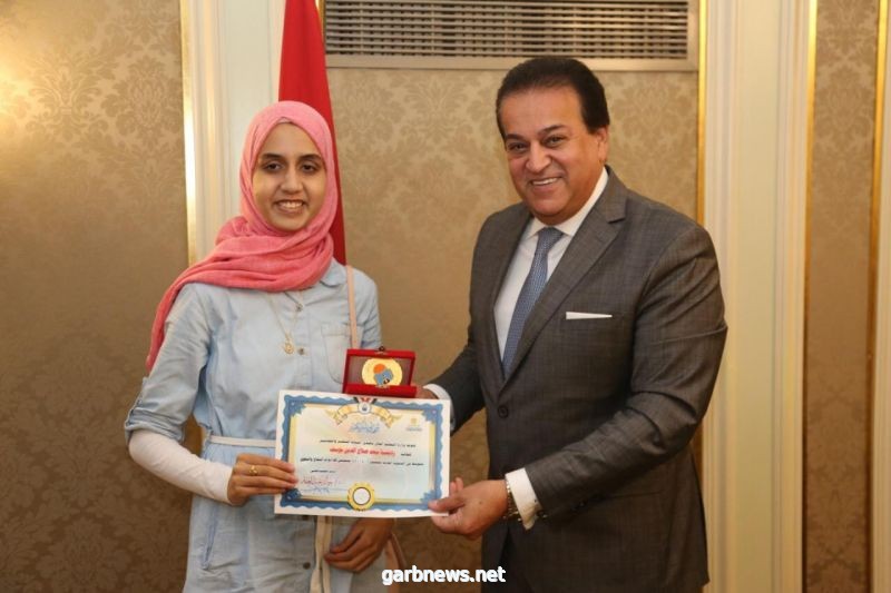 مصر : وزير التعليم العالي يكرم الطالبة الأولى على مستوى الجمهورية مكفوفين في الثانوية العامة