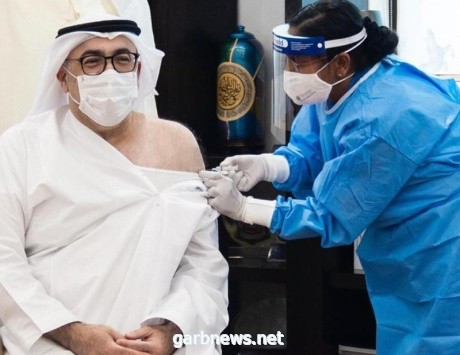 وزير الصحة الإماراتي يتلقى الجرعة الأولى من لقاح كورونا الذي اجازته الدولة