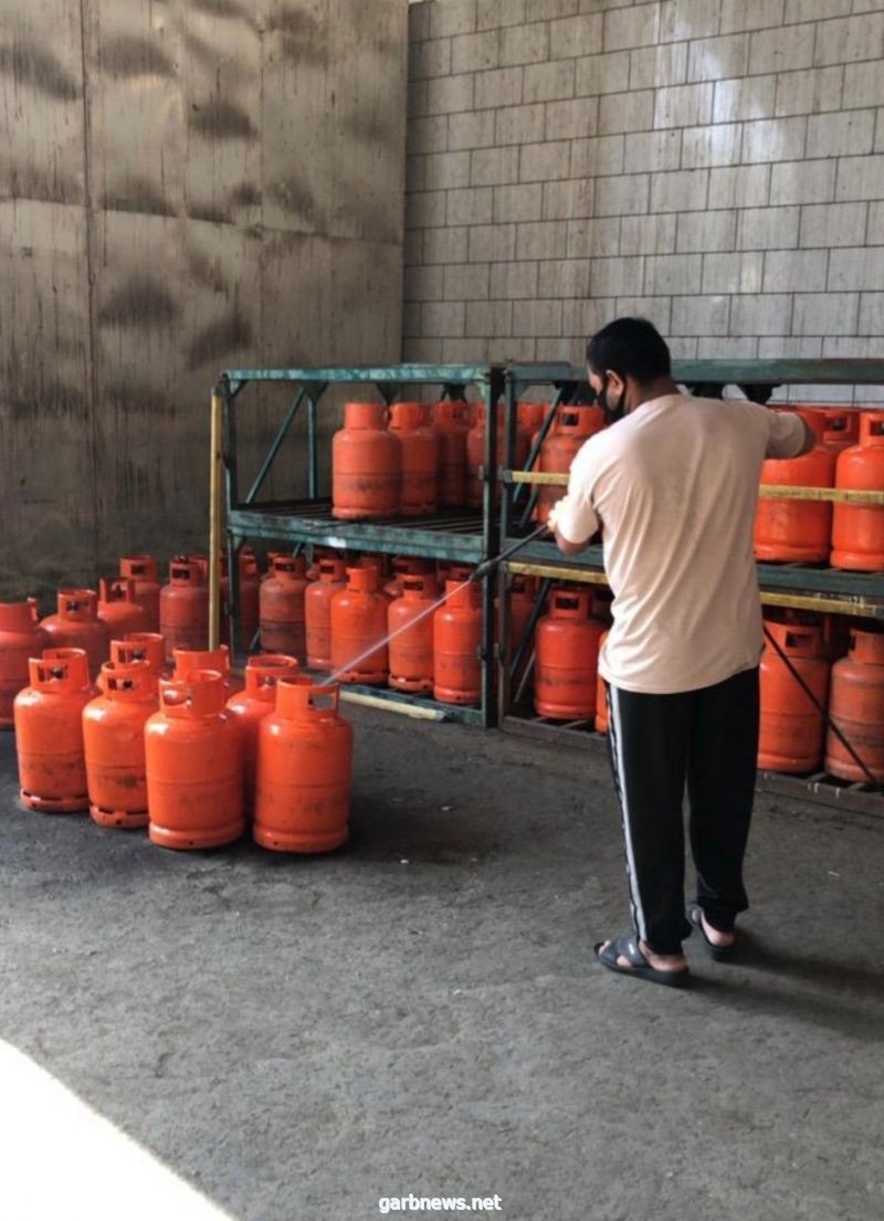 بلدية المعابدة بمكة تُلزم محلات بيع اسطوانات الغاز على تنظيفها