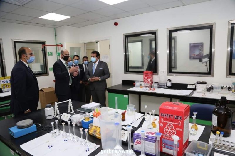 وزير التعليم العالي  يتفقد "إيفا فارما" للأدوية ويطلع على مشروع تصنيع المواد الخام لمكافحة فيروس كورونا فى مصر