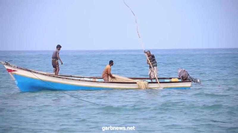 خفر السواحل العُماني ينقذ 4 صيادين يمنيين جرفهم التيار
