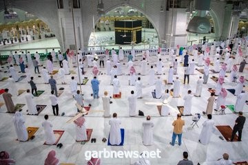 المواطنون والمقيمون يؤدون صلاة الفجر في المسجد الحرام مع بدء المرحلة الثانية من العودة التدريجية