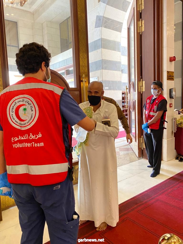 (٣٠٤) متطوع بهيئة الهلال الأحمر السعودي بالعاصمة المقدسة شارك في الفرز بصري في جوامع مكة